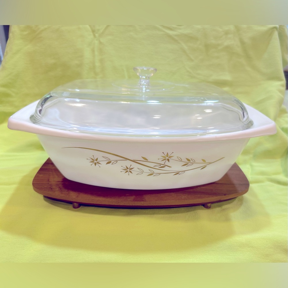 Vintage Pyrex cooking/serving dish with natural wood pedestal